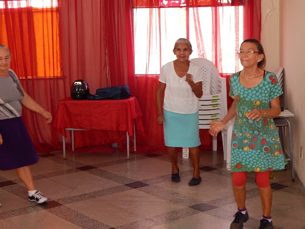 Idosos do SCFV participam das aulas praticas com a Educadora Física - Imagem 1