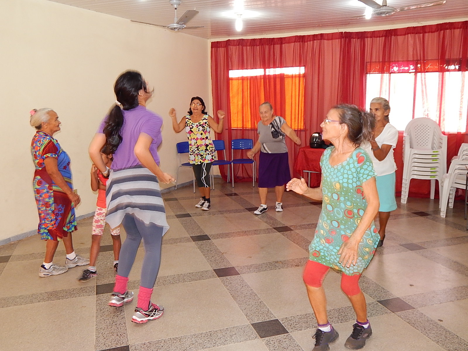Idosos do SCFV participam das aulas praticas com a Educadora Física