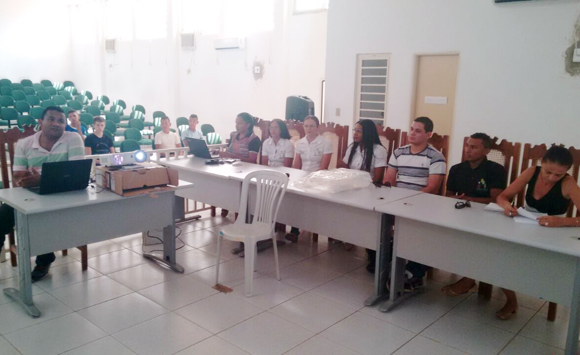 Representantes institucionais discutem o Projeto Formando Cidadãos