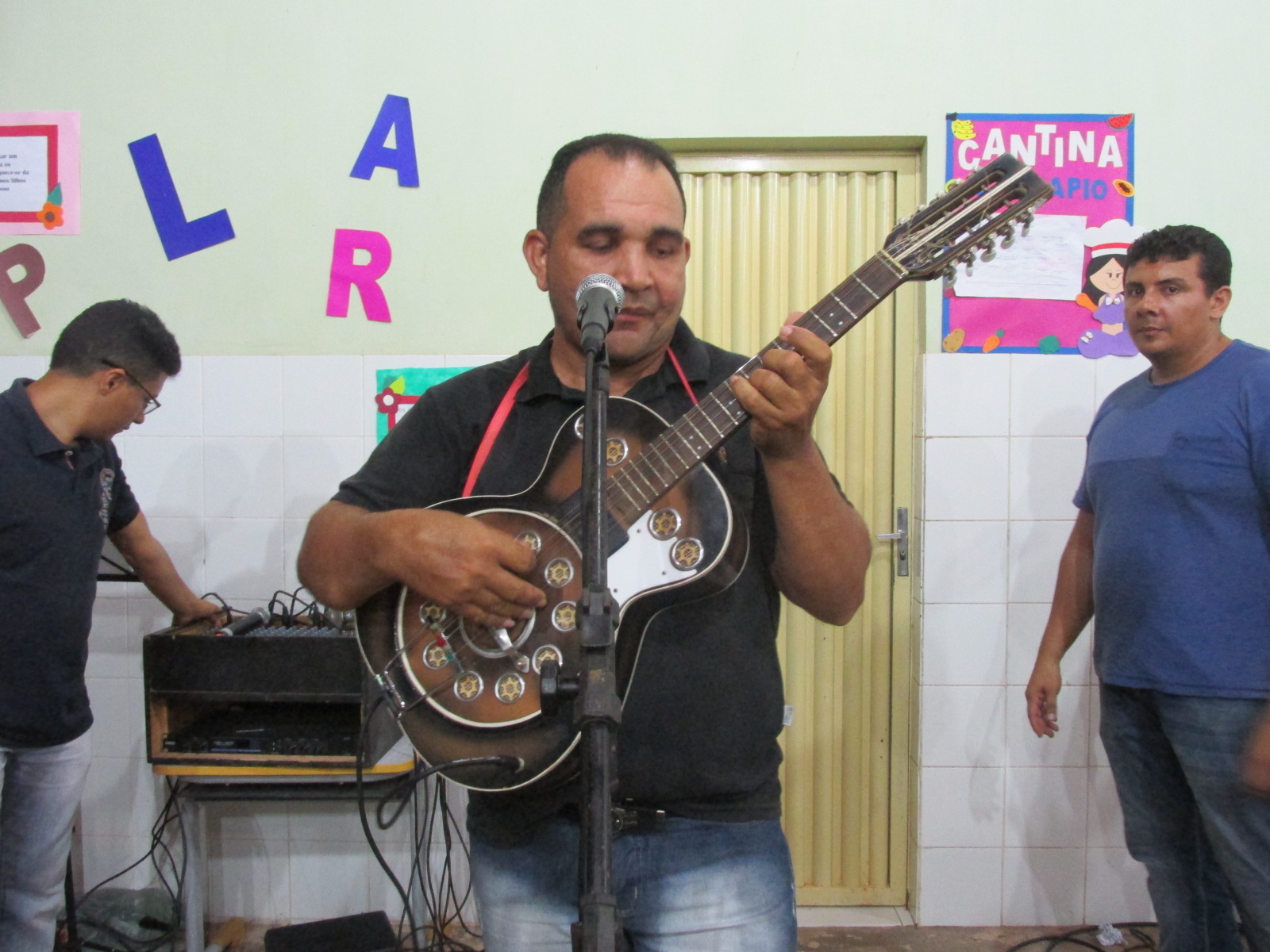 Centenas de Pessoas Prestigiaram a Primeira Feira Literaria