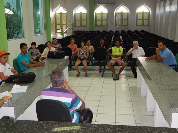 Diretor se reúne e discute sobre contrato de compromisso com equipe - Imagem 3