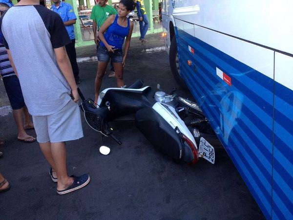 Moto fica engaveta debaixo de ônibus após colisão em Campo Maior - Imagem 1