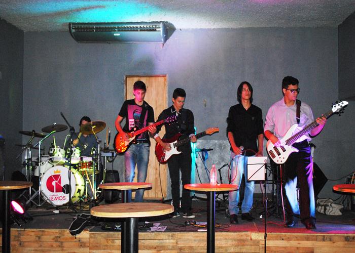 Banda Retrôp2 surpreende público com apresentação na boate Casarão  - Imagem 3