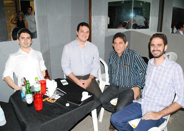 Banda Retrôp2 surpreende público com apresentação na boate Casarão  - Imagem 16