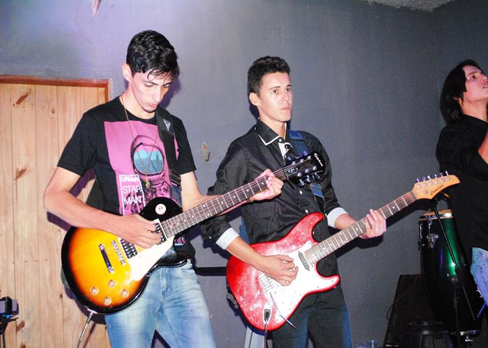 Banda Retrôp2 surpreende público com apresentação na boate Casarão  - Imagem 7