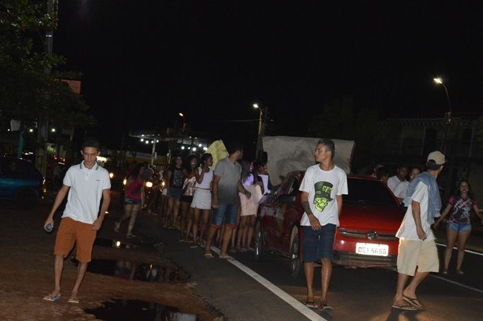 Jovens fazem manisfestarão, clamando por mais segurança e justiça. - Imagem 1