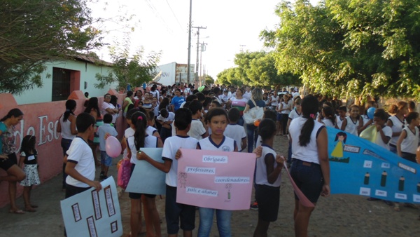Para comemorar nota do IDEB alunos participam de caminhada  - Imagem 2