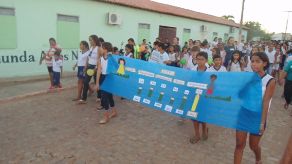 Para comemorar nota do IDEB alunos participam de caminhada  - Imagem 4