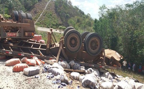 Carreta desgovernada tomba na PI 112 - Imagem 1
