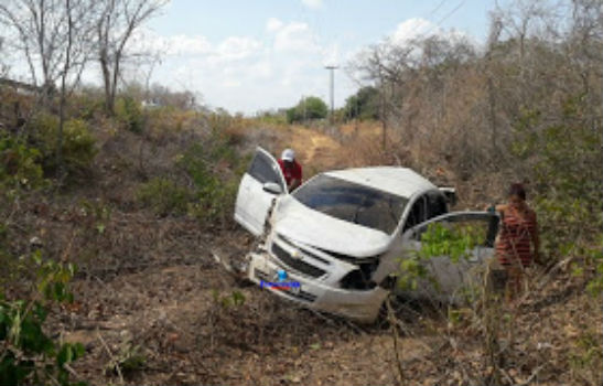 Carro capota e 4 pessoas ficam feridas