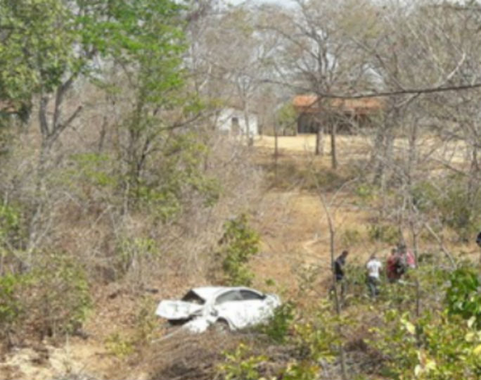 Carro capota e 4 pessoas ficam feridas