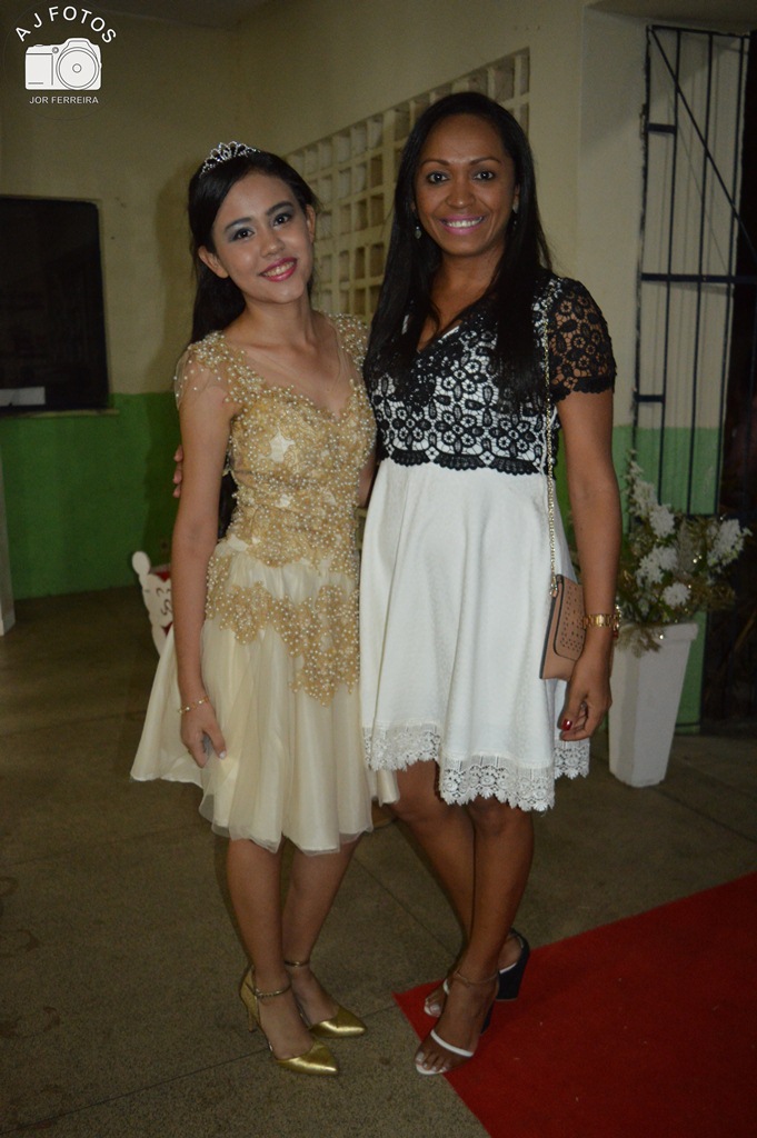 Família realiza aniversário de 15 anos para Taynara - Imagem 19