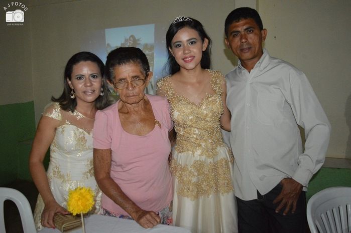 Família realiza aniversário de 15 anos para Taynara - Imagem 32