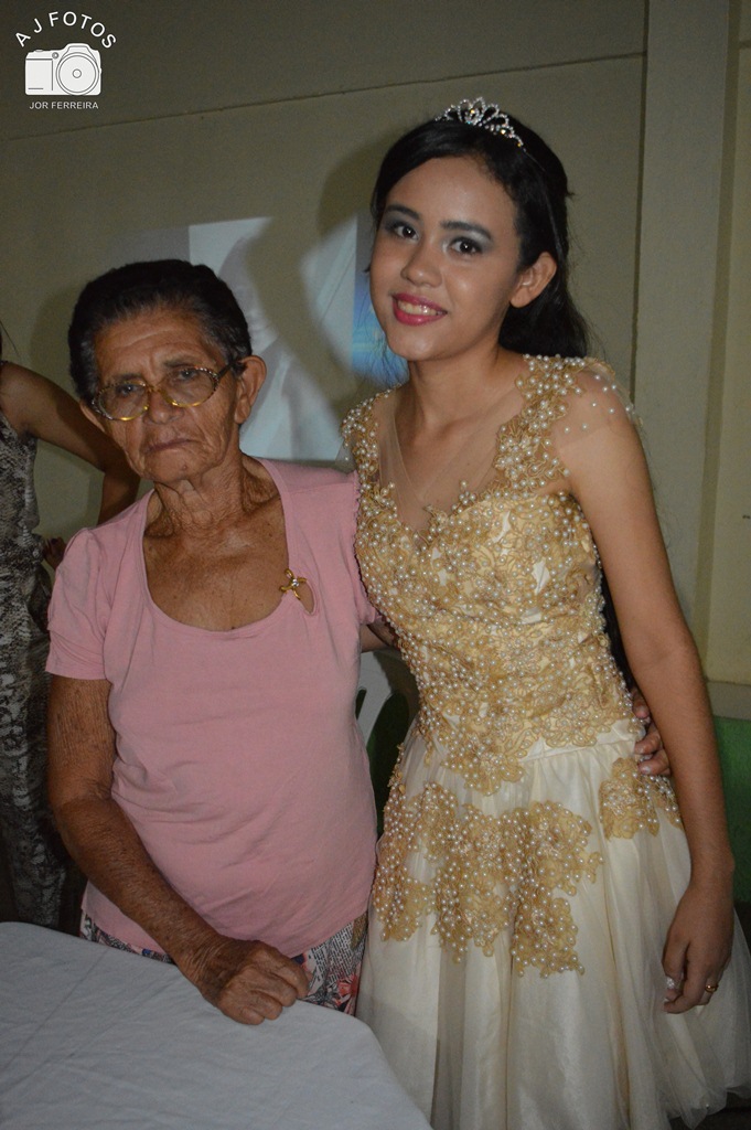 Família realiza aniversário de 15 anos para Taynara - Imagem 31