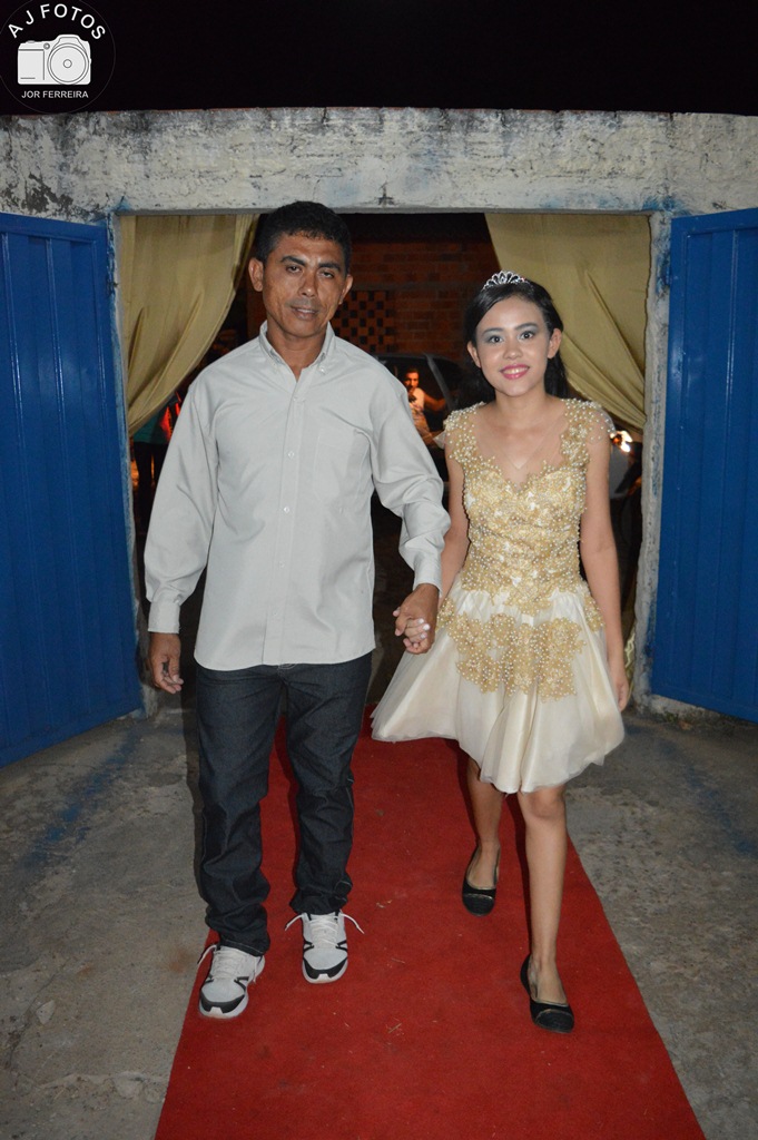 Família realiza aniversário de 15 anos para Taynara - Imagem 8