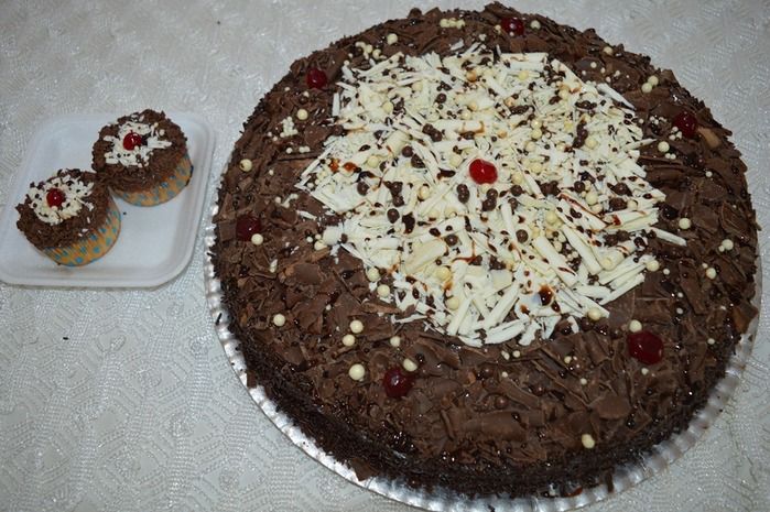 Equipe recepciona prefeito Moisés com um bolo surpresa - Imagem 1