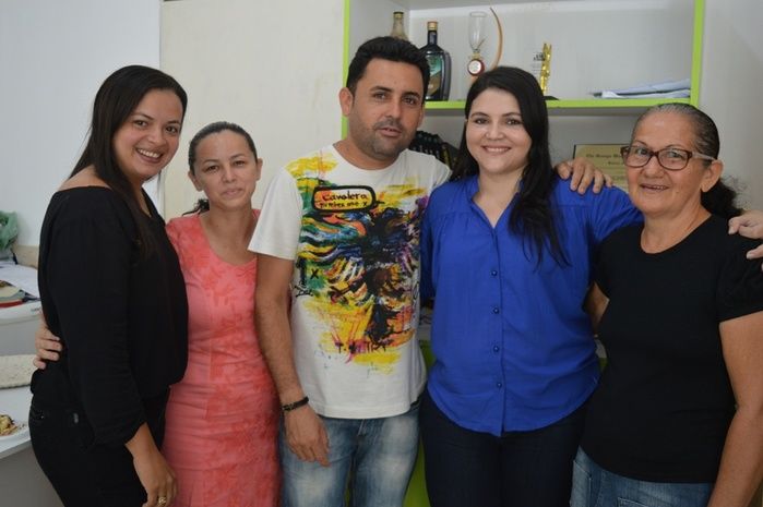 Equipe recepciona prefeito Moisés com um bolo surpresa - Imagem 17