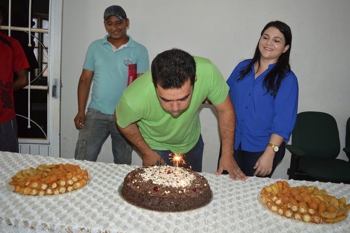 Equipe recepciona prefeito Moisés com um bolo surpresa - Imagem 10