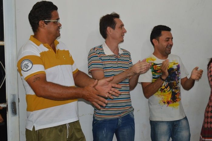 Equipe recepciona prefeito Moisés com um bolo surpresa - Imagem 4