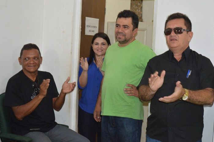 Equipe recepciona prefeito Moisés com um bolo surpresa - Imagem 5