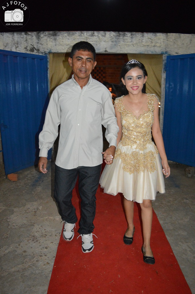 Família realiza aniversário de 15 anos para Taynara - Imagem 9