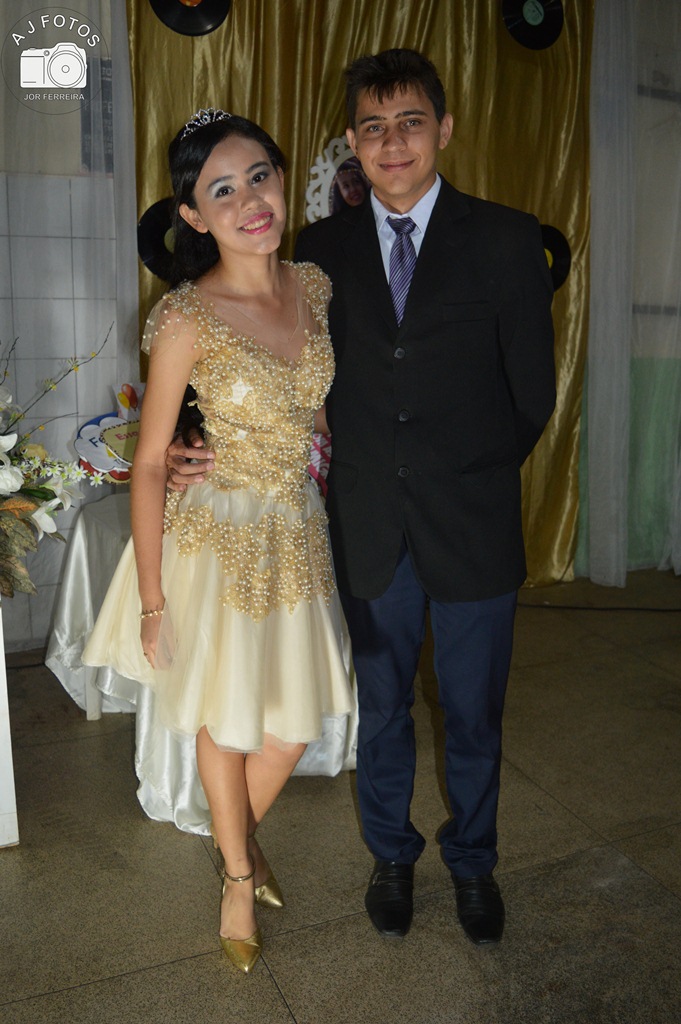 Família realiza aniversário de 15 anos para Taynara - Imagem 21