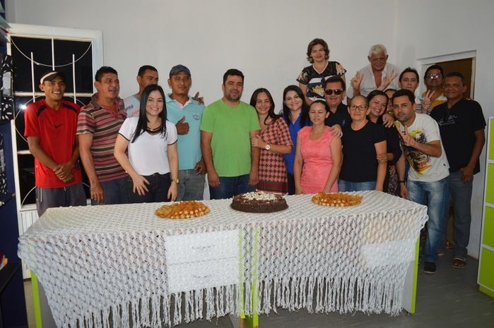 Equipe recepciona prefeito Moisés com um bolo surpresa - Imagem 13