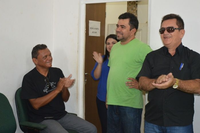 Equipe recepciona prefeito Moisés com um bolo surpresa - Imagem 6