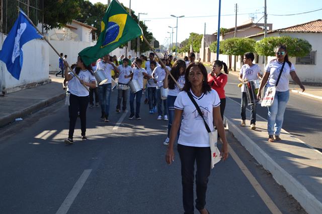 Atletas da Escola Amando Lima realizam desfile em Valença  - Imagem 2