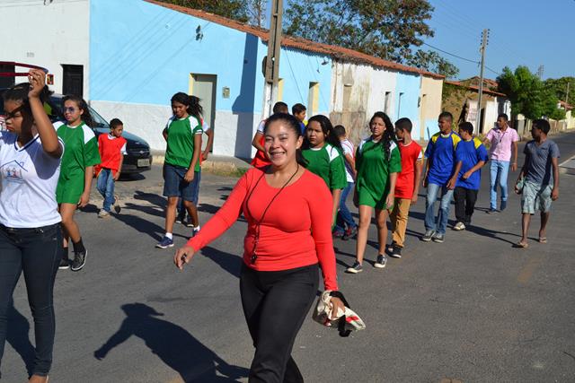 Atletas da Escola Amando Lima realizam desfile em Valença  - Imagem 8
