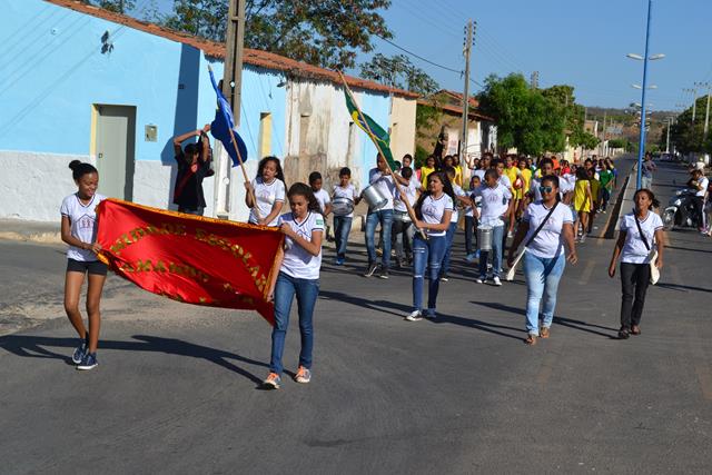 Atletas da Escola Amando Lima realizam desfile em Valença  - Imagem 7
