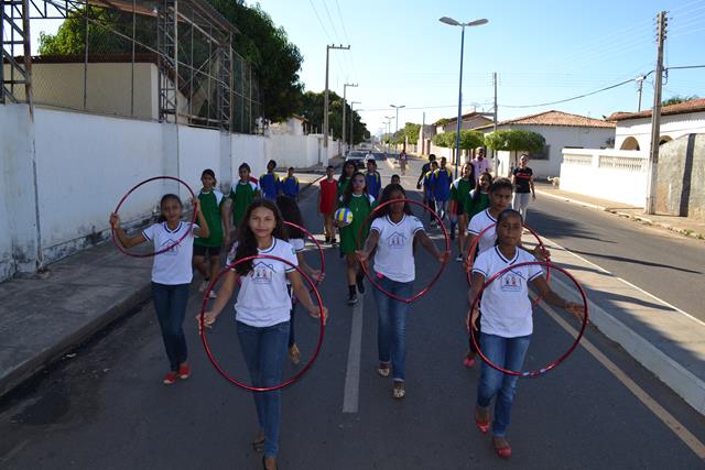 Atletas da Escola Amando Lima realizam desfile em Valença  - Imagem 4