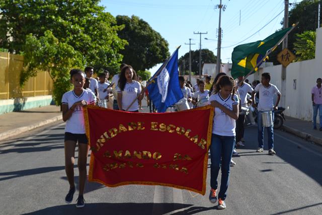 Atletas da Escola Amando Lima realizam desfile em Valença  - Imagem 1