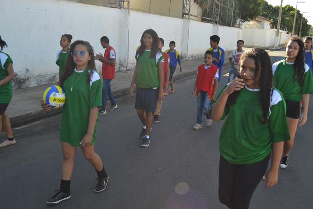 Atletas da Escola Amando Lima realizam desfile em Valença  - Imagem 5