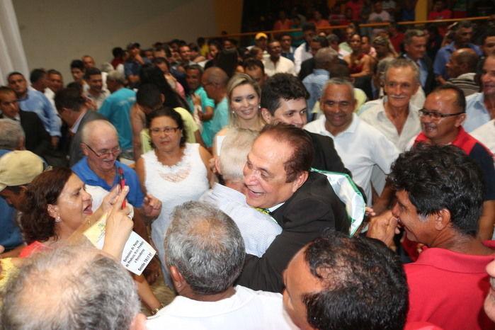Prefeito Raimundo Silveira e o Povo (Crédito: Erick Costa)