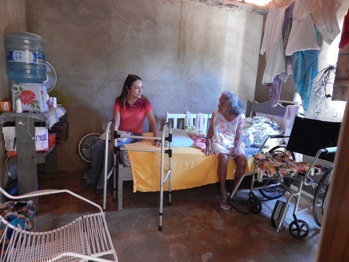 Equipe faz entrega de cadeira higiênica a idosa. - Imagem 1