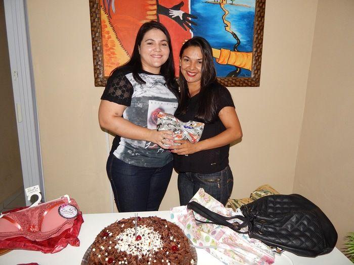 Equipe preparou bolo surpresa para colega de trabalho. - Imagem 11