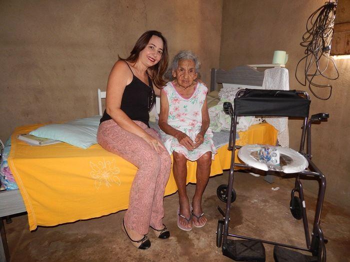 Equipe faz entrega de cadeira higiênica a idosa. - Imagem 3