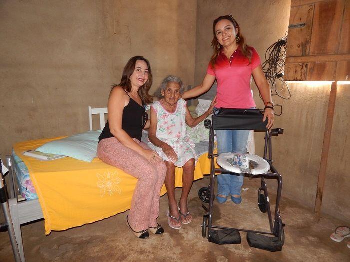 Equipe faz entrega de cadeira higiênica a idosa. - Imagem 5