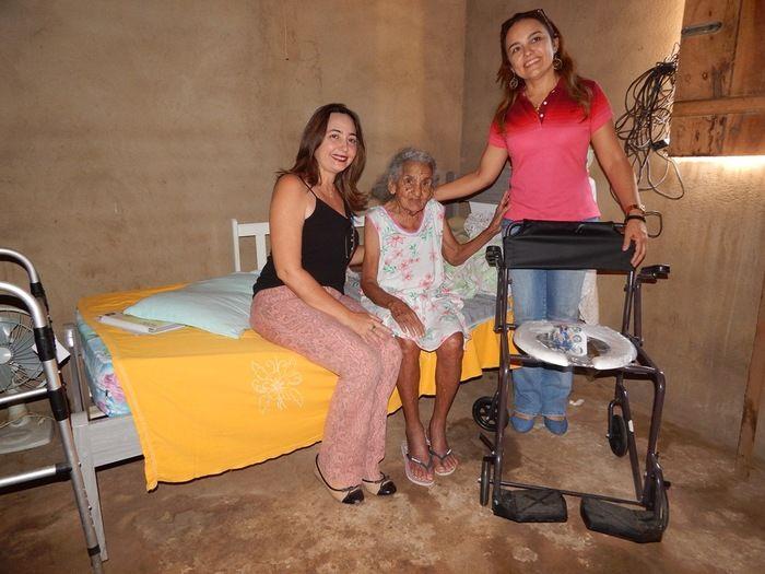 Equipe faz entrega de cadeira higiênica a idosa. - Imagem 4