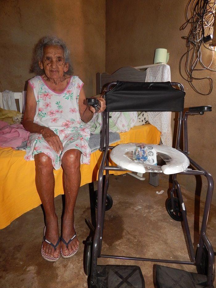 Equipe faz entrega de cadeira higiênica a idosa. - Imagem 7