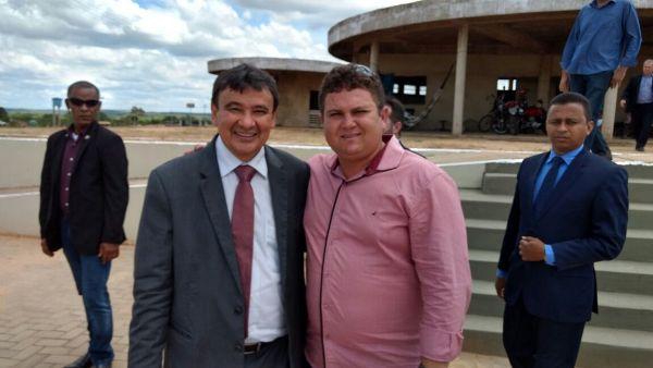 Prefeito de Santo Inácio Tairo participa de solenidade em Oeiras - Imagem 1
