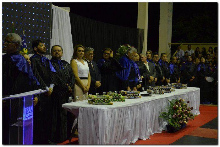 Cerca de 90 alunos colaram grau em Inhuma - Imagem 3