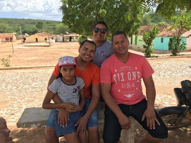 Júnior Pinheiro e moradores da comunidade Pau Ferro (Crédito: Arquivo Pessoal)