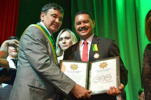 Vereador Carlos Aberto recebe medalha do mérito renascença  - Imagem 1