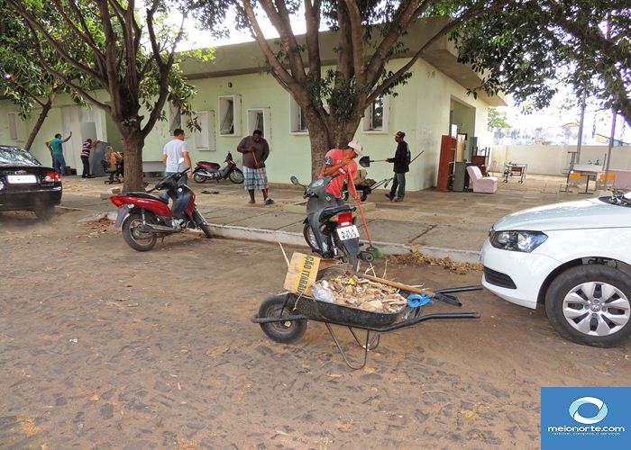 Trabalho emergencial na limpeza da cidade já teve início   - Imagem 7