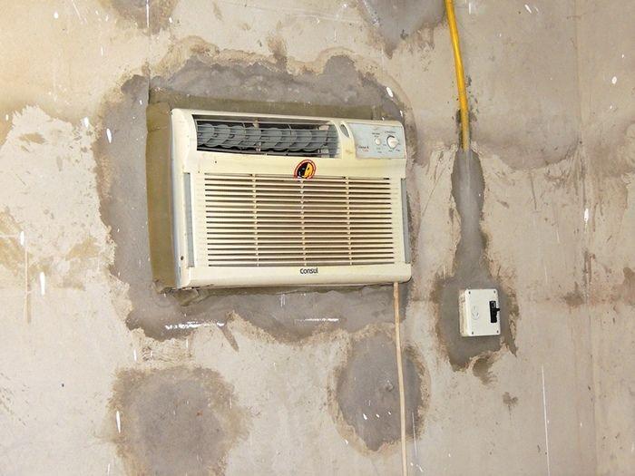 Vândalos arrebentam porta do local onde ficam equipamentos de Tvs - Imagem 12