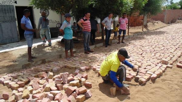 Prefeito Visita obras de calçamento e participa de reunião da saúde - Imagem 18