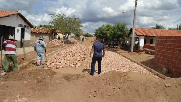 Prefeito Visita obras de calçamento e participa de reunião da saúde - Imagem 10