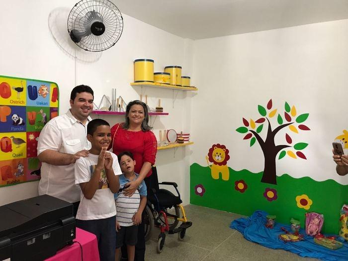 O prefeito Reginaldo Júnior e a secretária Lucimary Rodrigues durante a inauguração do espaço